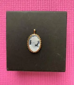 カメオ調ペンダントトップ ゴールド　中古品