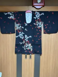 黒地に赤と金銀の扇柄の和装コート