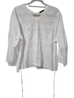 刺繍入りホワイトシャツ