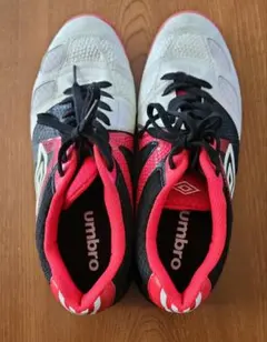 umbro フットサルシューズ 白/黒/赤