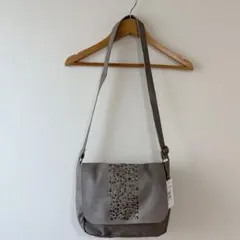 【未使用品】 nouer スタッズ付きレザーショルダーバッグ グレー タグ付きのサムネイル