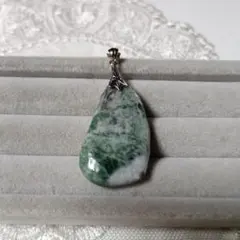 翡翠ペンダント