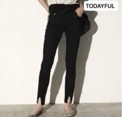 ブラックスキニーデニム 裾スリット付き