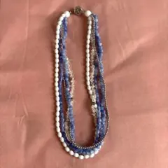 青と白のビーズの多層ネックレス