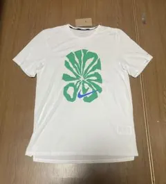 新品未使用　Lサイズ　Nike グラフィックTシャツ ホワイト