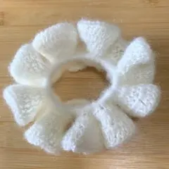 フリル付きホワイトモヘアフリルデザイン シュシュ