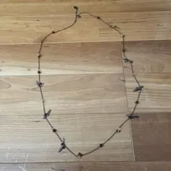 赤いビーズと金属ペンダントのネックレス