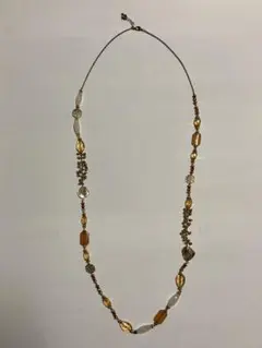 装飾的ビーズのロングネックレス