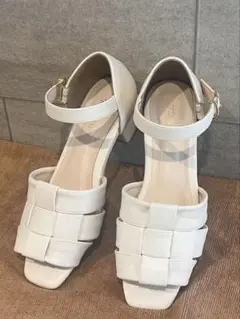 編み込みデザイン サンダル