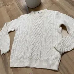 ホワイト ケーブル編み クルーネックセーター