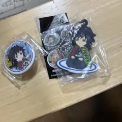 くら寿司　ビッくらポン　鬼滅の刃　冨岡義勇缶バッジとラバーチャーム