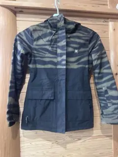 DC ウェア　スノーボード　レディース　カモフラ　フード付きジャケット