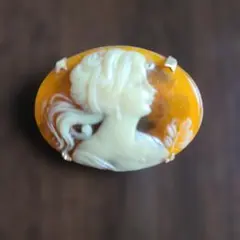 カメオ風 ブローチ ゴールドカラー
