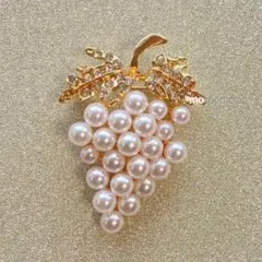 ブローチ　白ぶどう　フェイクパールの果実　母の日　ハレの日　簡易ラッピング付き