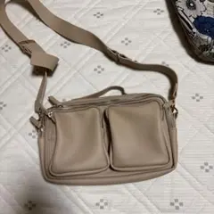 c*す様 ベージュ ショルダーバッグ 2ポケット付き