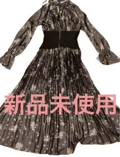 【新品未使用タグ付き リリーブラウン】スターダスト柄ウエストリブサテンワンピース