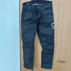 バイカー風ブラックデニムパンツ