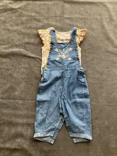 デニムオーバーオールと花柄トップセット