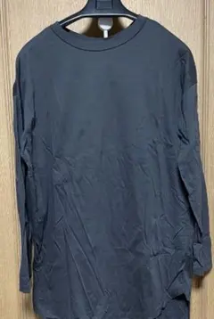 黒の長袖Tシャツ