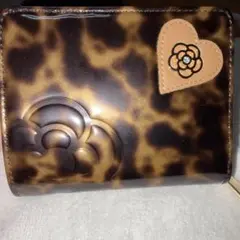 【美品】CLATHAS クレイサス 二つ折り財布 エナメル カメリア ブラウンのサムネイル