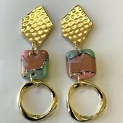 6106 メタルプレートとブラウンとピンクグリーンチャーム、ひねりフーブのピアス