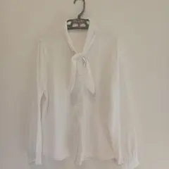 ホワイトリボン付きボタンシャツ L