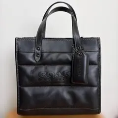 COACH レザートートバッグ ブラック チャーム付き ハンドバッグ レディース