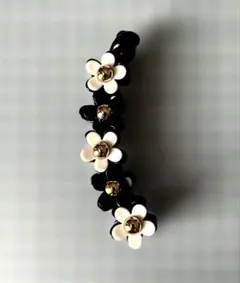 花モチーフのバナナクリップ 黒と白