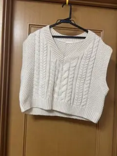 GU ケーブル編みニットベスト アイボリー