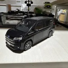 TOYOTA ノア 1/30カラーサンプルミニカー スパークリングブラック非売品のサムネイル