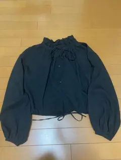 フリルネックブラウス