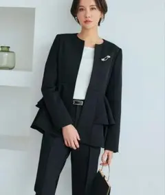 RUIRUE BOUTIQUE ノーカラーフリルペプラムスリムパンツスーツ