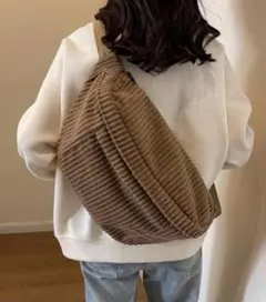 洗練されたコーデュロイクロスボディバッグ、収納力抜群、デイリーユースに最適◎