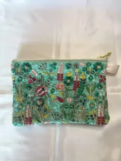 ハンドメイド　刺繍花柄ポーチ