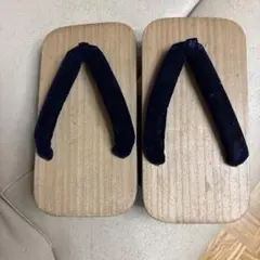 伝統的な木製　下駄 ネイビー鼻緒