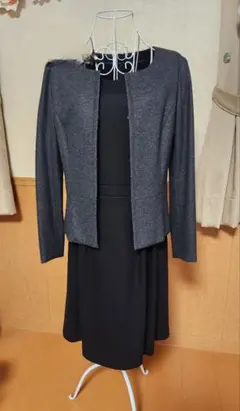 UNTITLED グレーのジャケットと黒のワンピースセット