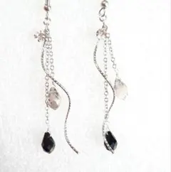 小さなカットガラスのウェーブピアス　シルバーカラー