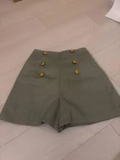 オリーブグリーン ボタン付きショートパンツ