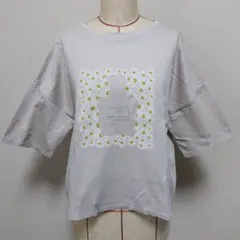 クチュールブローチ　花柄プリント グレー 半袖Tシャツのサムネイル