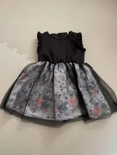 フリル付き黒花柄ワンピース