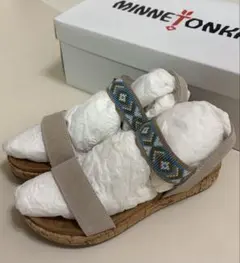 美品　ミネトンカ サンダル アイボリー　ブルー　22センチのサムネイル