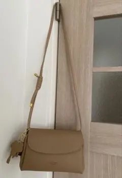 新品未使用　カーキカラー　ショルダー バッグ（ゾウチャーム付き）