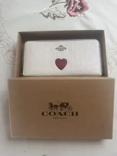 ♥️ COACH コーチ 長財布 ホワイト ハート柄 レディースのサムネイル
