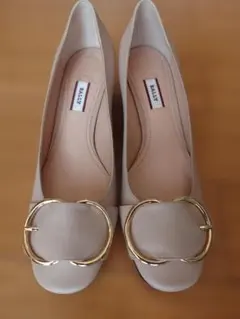 BALLY ベージュ ゴールドバックル パンプスのサムネイル