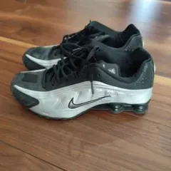 ナイキ ショックス R4 ブラック/メタリックシルバー　104265-045
