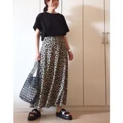 LOWRYS FARM ハナクルミボタンAラインスカート F 花柄 ブラック