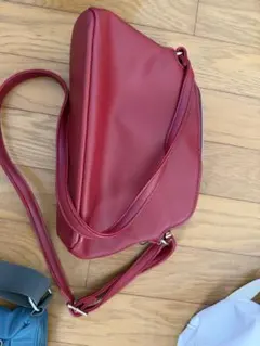 赤いショルダーバッグ