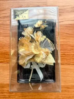 ゴールドの人工花コサージュ
