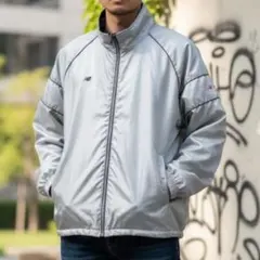 ニューバランス ナイロンジャケット シルバー M ロゴ入り 裾ドローコード付き