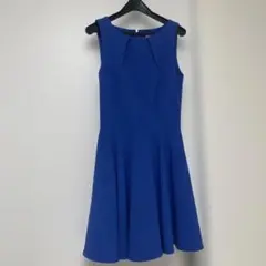 青いノースリーブフレアドレス